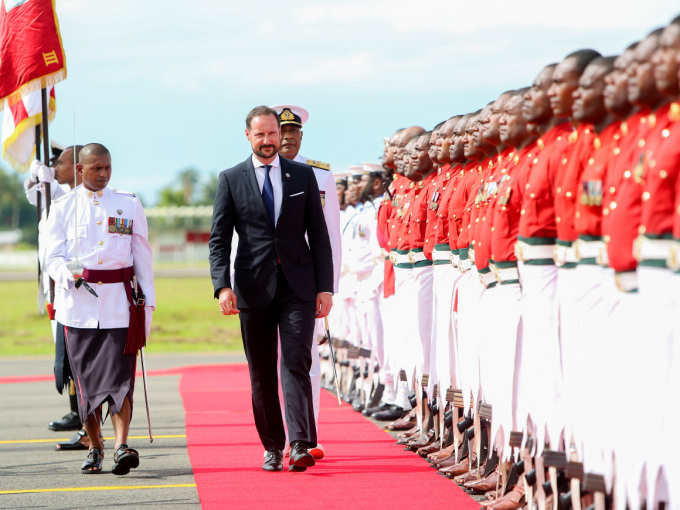 Crown Prince Haakon inspects a guard of honour, accompanied by Viliame Naupoto, Commander of the Republic of Fiji Military Forces. Photo: Karen Setten / NTB scanpix